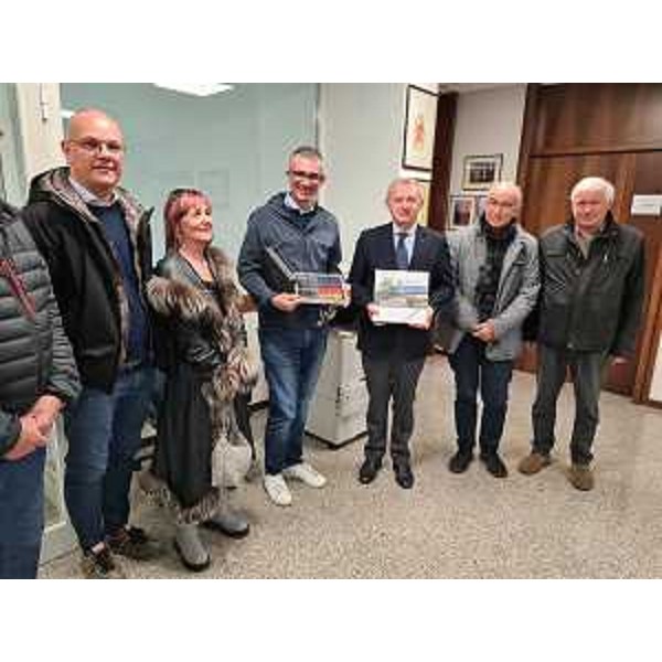 L'assessore Pierpaolo Roberti, al centro, con i sindaci dei Comuni della Polizia locale Cellina Meduna - L'assessore Pierpaolo Roberti, al centro, con i sindaci dei Comuni della Polizia locale Cellina Meduna