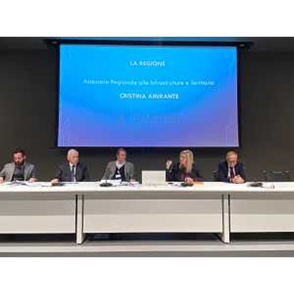 Il tavolo dei relatori del convegno svoltosi nella sede di Interporto Pordenone - Il tavolo dei relatori del convegno svoltosi nella sede di Interporto Pordenone