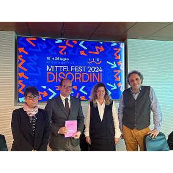 Il vicegovernatore con delega alla Cultura Mario Anzil con la presidente del Mittelfest, Cristina Mattiussi, il direttore artistico Giacomo Pedini e il sindaco di Cividale del Friuli Daniela Bernardi. - Il vicegovernatore con delega alla Cultura Mario Anzil con la presidente del Mittelfest, Cristina Mattiussi, il direttore artistico Giacomo Pedini e il sindaco di Cividale del Friuli Daniela Bernardi. 