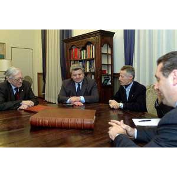 Riccardo Illy (Presidente della Regione Friuli Venezia Giulia), Marzio Strassoldo (Presidente della Provincia di Udine), Elio De Anna (Presidente della Provincia di Pordenone), Enzo Marsilio (Assessore regionale alle risorse agricole, naturali, forestali e montagna) (Trieste, 06/12/04) 