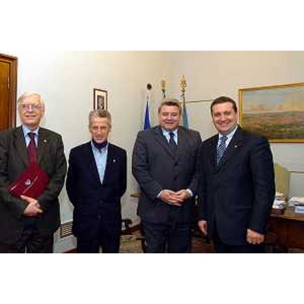 Riccardo Illy (Presidente della Regione Friuli Venezia Giulia), Marzio Strassoldo (Presidente della Provincia di Udine), Elio De Anna (Presidente della Provincia di Pordenone), Enzo Marsilio (Assessore regionale alle risorse agricole, naturali, forestali e montagna) (Trieste, 06/12/04)