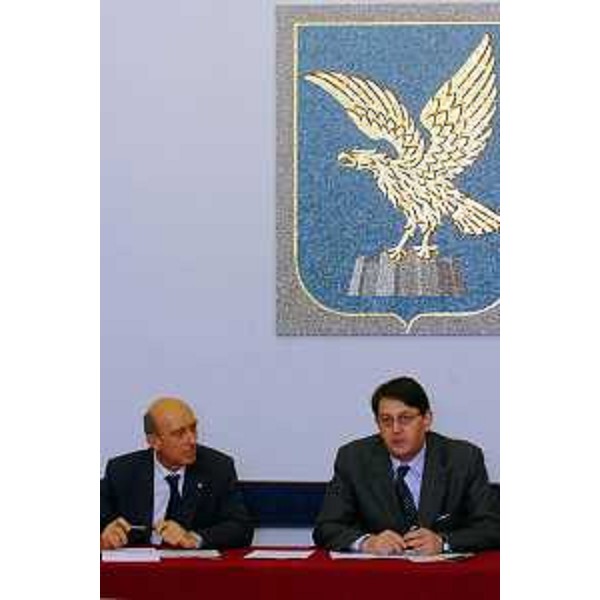 Baggi (Direttore ARC) e Sonego (Assessore regionale Pianificazione territoriale, Energia, Mobilità e Infrastrutture di Trasporto) in conferenza stampa al termine della Giunta regionale. (Trieste 06/12/04)