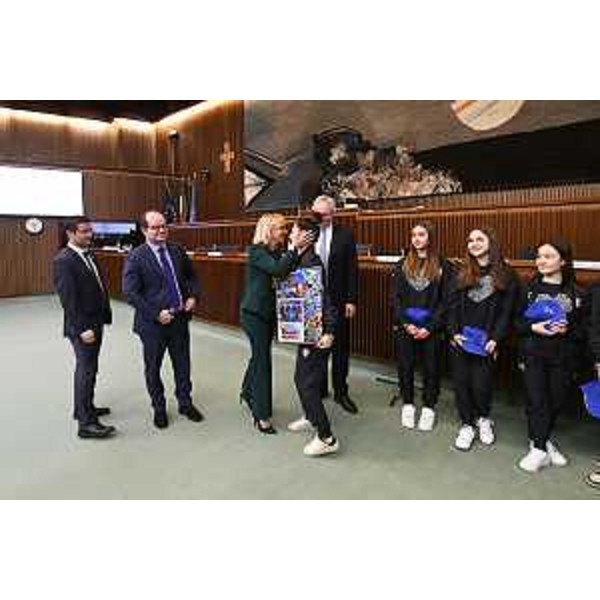La consigliera Lucia Buna si congratula con la direttrice tecnica e artistica della Mil Pasos, Elisa Rossi Mel - La consigliera Lucia Buna si congratula con la direttrice tecnica e artistica della Mil Pasos, Elisa Rossi Mel