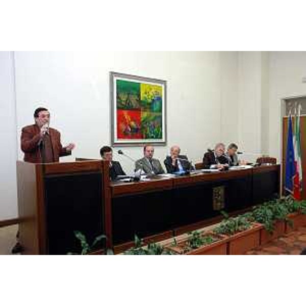 Moretton (Assessore regionale Ambiente) all'assemblea sui problemi del Tagliamento, auditorium sede di rappresentanza di Udine. (Udine 02/12/04)