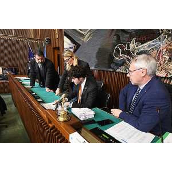 Il presidente del Cr, Mauro Bordin, e il consigliere Simone Polesello (Fp), al momento dello spoglio - Il presidente del Cr, Mauro Bordin, e il consigliere Simone Polesello (Fp), al momento dello spoglio