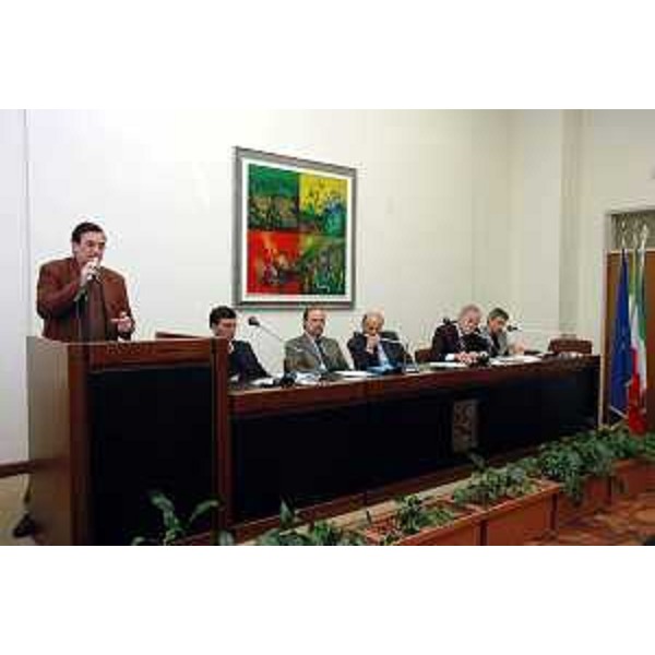 Moretton (Assessore regionale Ambiente) all'assemblea sui problemi del Tagliamento, auditorium sede di rappresentanza di Udine. (Udine 02/12/04)