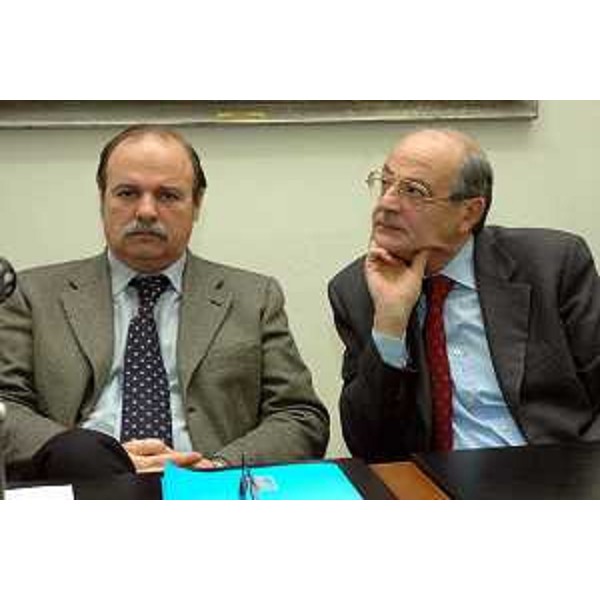 Moretton (Assessore regionale Ambiente) all'assemblea sui problemi del Tagliamento, auditorium sede di rappresentanza di Udine. (Udine 02/12/04)
