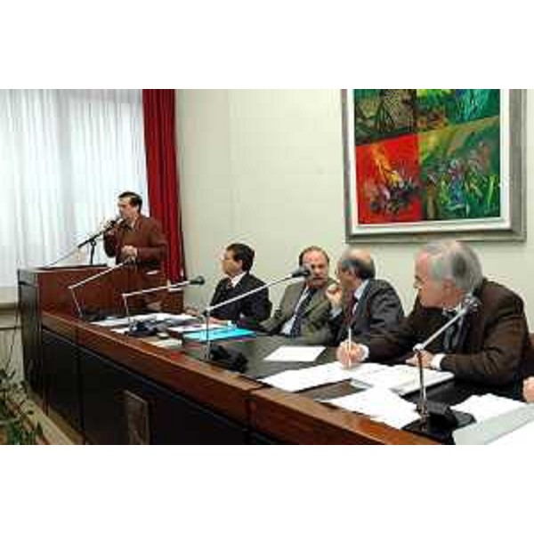 Moretton (Assessore regionale Ambiente) all'assemblea sui problemi del Tagliamento, auditorium sede di rappresentanza di Udine. (Udine 02/12/04)