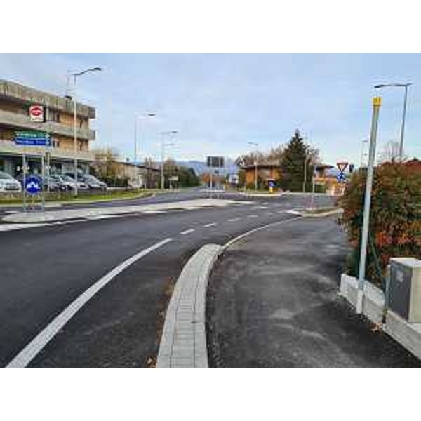 La doppia rotaotira realizzata a Fiume Veneto regola anche l'accesso e l'usicta dall'autostrada A28. - La doppia rotaotira realizzata a Fiume Veneto regola anche l'accesso e l'usicta dall'autostrada A28.