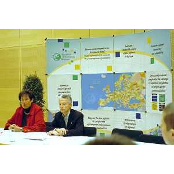Riccardo Illy (Presidente della Regione Friuli Venezia Giulia) alla conferenza stampa ARE (Assemblea delle Regioni d'Europa) (Vienna, 26/11/04)