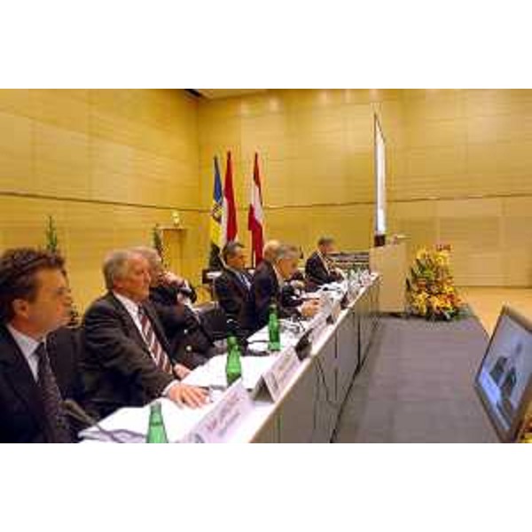 Riccardo Illy (Presidente della Regione Friuli Venezia Giulia) alla conferenza stampa ARE (Assemblea delle Regioni d'Europa) (Vienna, 26/11/04)