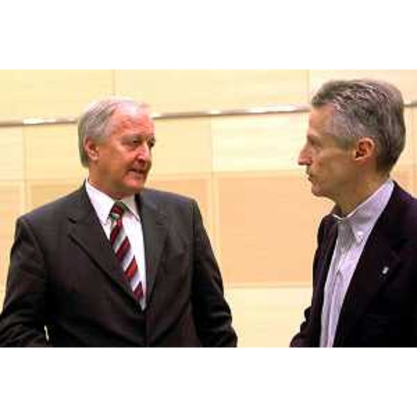 Riccardo Illy (Presidente della Regione Friuli Venezia Giulia), Peter Straub (Presidente del Comitato delle Regioni della Ue e presidente del Land tedesco del Baden-Wuerttemberg) alla conferenza stampa ARE (Assemblea delle Regioni d'Europa) (Vienna, 26/11/04)