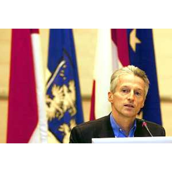 Riccardo Illy (Presidente della Regione Friuli Venezia Giulia) interviene all'ARE (Assemblea delle regione d'Europa) (Vienna, 25/11/04)