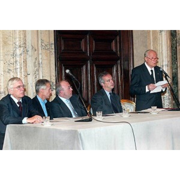 Riccardo Illy (Presidente della Regione Friuli Venezia Giulia), Francesco Storace (Presidente della Regione Lazio), alter Veltroni (Sindaco di Roma). (Roma, 22/11/04)