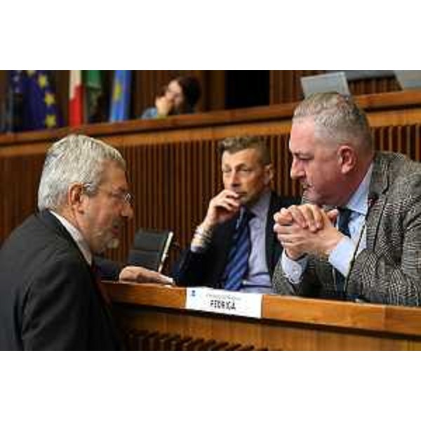 Alessandro Basso (FdI), presidente della I Commissione integrata, dialoga con Furio Honsell (Open) - Alessandro Basso (FdI), presidente della I Commissione integrata, dialoga con Furio Honsell (Open)