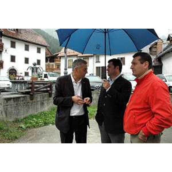 Franco Iacop (Assessore regionale per le relazioni internazionali, comunitarie e autonomie locali) e Enzo Marsilio (Assessore regionale alle risorse agricole, naturali, forestali e montagna) durante il sopralluogo a Collina e Collinetta di Forni Avoltri (Forni Avoltri 10/08/06)