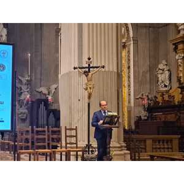 Il vicegovenatore della Regione, Anzil, nella Cattedrale di Udine in un momento della presentazione del volume dedicato al Duomo - Il vicegovenatore della Regione, Anzil, nella Cattedrale di Udine in un momento della presentazione del volume dedicato al Duomo 