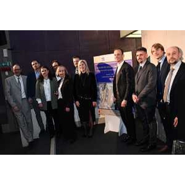 Foto di gruppo per il governatore Fedriga e per l'assessore alle Infrastrutture Cristina Amirante con i vertici dell'Ordine degli ingegneri. - Foto di gruppo per il governatore Fedriga e per l'assessore alle Infrastrutture Cristina Amirante con i vertici dell'Ordine degli ingegneri.