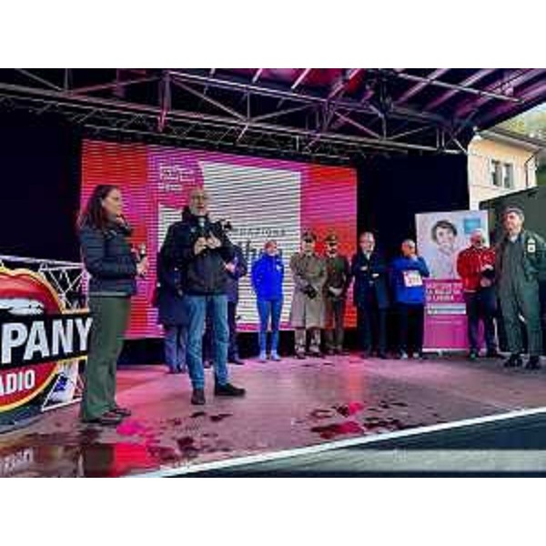 L'assessore regionale Barbara Zilli interviene sul palco di Telethon - L'assessore regionale Barbara Zilli interviene sul palco di Telethon