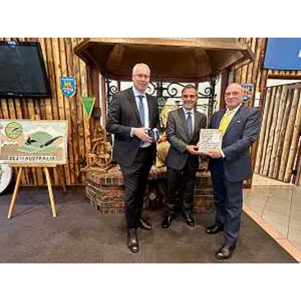 Da sx, il presidente del Cr Fvg, Mauro Bordin, il console d'Italia ad Adelaide, Ernesto Pianello, e il presidente dell'Ente Friuli nel Mondo, Loris Basso - Da sx, il presidente del Cr Fvg, Mauro Bordin, il console d'Italia ad Adelaide, Ernesto Pianello, e il presidente dell'Ente Friuli nel Mondo, Loris Basso
