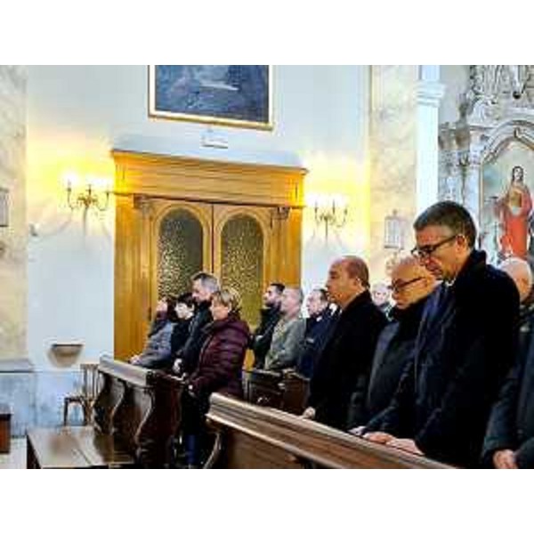 Un momento della messa di suffragio in occasione del 24° anniversario della scomparsa dellispettore capo Luigi Vitulli. - Un momento della messa di suffragio in occasione del 24° anniversario della scomparsa dellispettore capo Luigi Vitulli. 