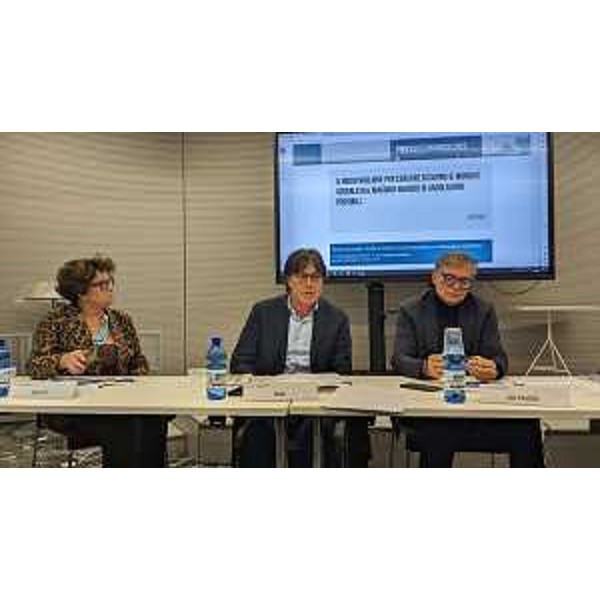 L'assessore Bini interviene alla presentazione dell'indagine sul valore aggiunto del turismo nel Comprensorio Lignano 1 - L'assessore Bini interviene alla presentazione dell'indagine sul valore aggiunto del turismo nel Comprensorio Lignano 1 