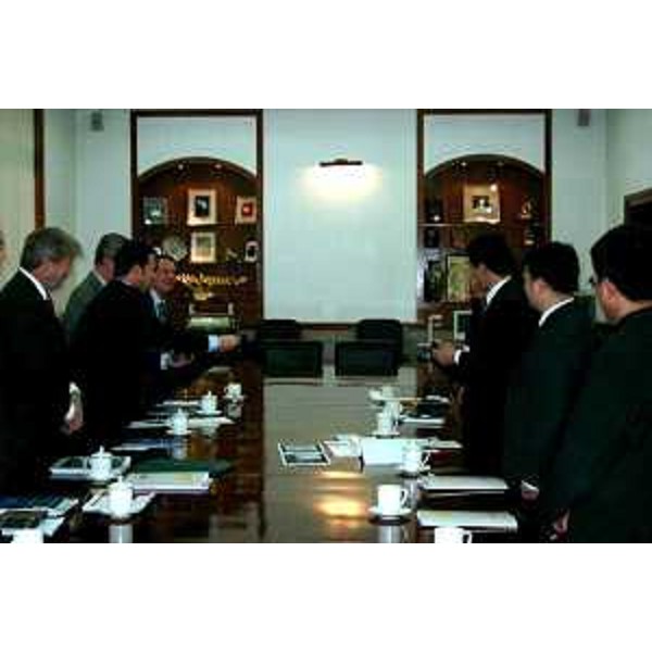Franco Iacop (Assessore regionale per le relazioni internazionali, comunitarie e autonomie locali) in visita in Cina. (Shanghai, 19/11/04)