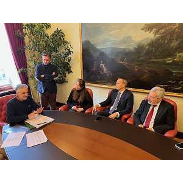 Il vicepresidente Francesco Russo, insieme ai consiglieri Furio Honsell, Rosaria Capozzi e Massimo Moretuzzo, con Michele Negro - Il vicepresidente Francesco Russo, insieme ai consiglieri Furio Honsell, Rosaria Capozzi e Massimo Moretuzzo, con Michele Negro
