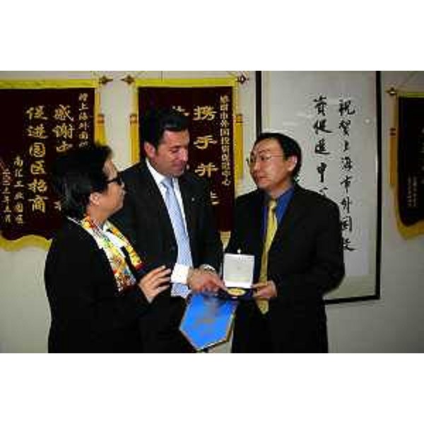 Franco Iacop (Assessore regionale per le relazioni internazionali, comunitarie e autonomie locali) in visita in Cina. (Shanghai, 19/11/04)