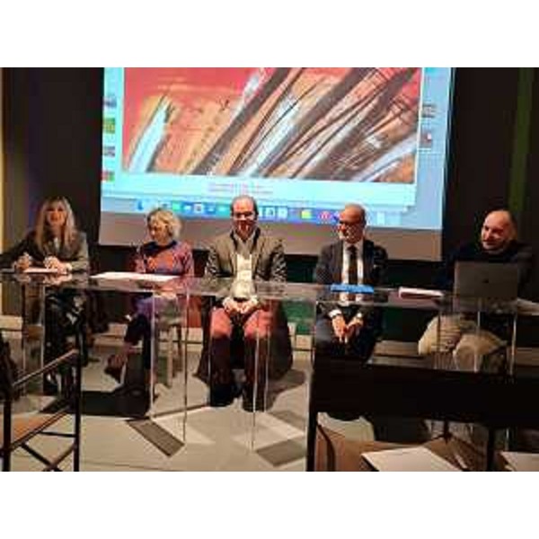 Il vicegovernatore Mario Anzil (al centro della foto) alla presentazione della nuova convenzione per la gestione della Galleria Spazzapan di Gradisca d'Isonzo - Il vicegovernatore Mario Anzil (al centro della foto) alla presentazione della nuova convenzione per la gestione della Galleria Spazzapan di Gradisca d'Isonzo