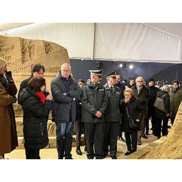 Il presidente del Consiglio regionale, Mauro Bordin,durante l'inaugurazione dell'edizione 2023 del presepio di sabbia di Lignano - Il presidente del Consiglio regionale, Mauro Bordin,durante l'inaugurazione dell'edizione 2023 del presepio di sabbia di Lignano