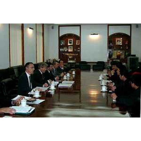 Franco Iacop (Assessore regionale per le relazioni internazionali, comunitarie e autonomie locali) in visita in Cina. (Shanghai, 19/11/04)