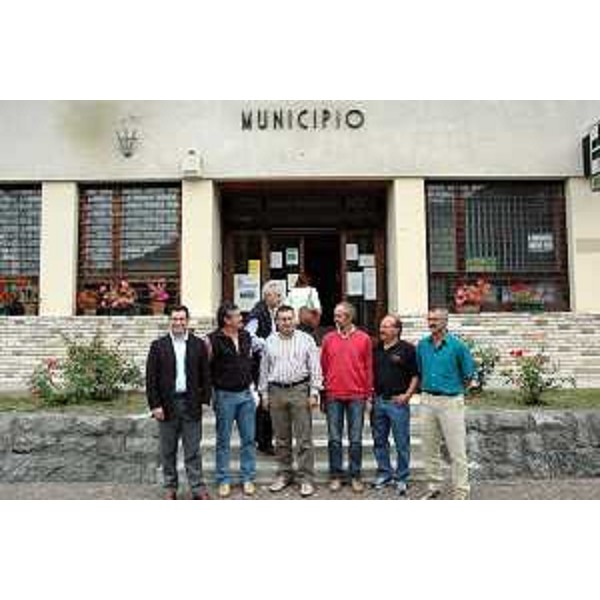 Franco Iacop (Assessore regionale per le relazioni internazionali, comunitarie e autonomie locali) e Enzo Marsilio (Assessore regionale alle risorse agricole, naturali, forestali e montagna) durante il sopralluogo a Ravascletto. (Ravascletto 10/08/06)