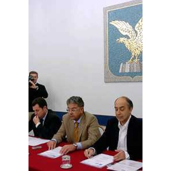 Franco Iacop (Assessore regionale per le relazioni internazionali, comunitarie e autonomie locali), Roberto Antonaz (Assessore regionale all'istruzione, cultura, sport e pace) presentano Culturalp. (Trieste, 12/11/04)
