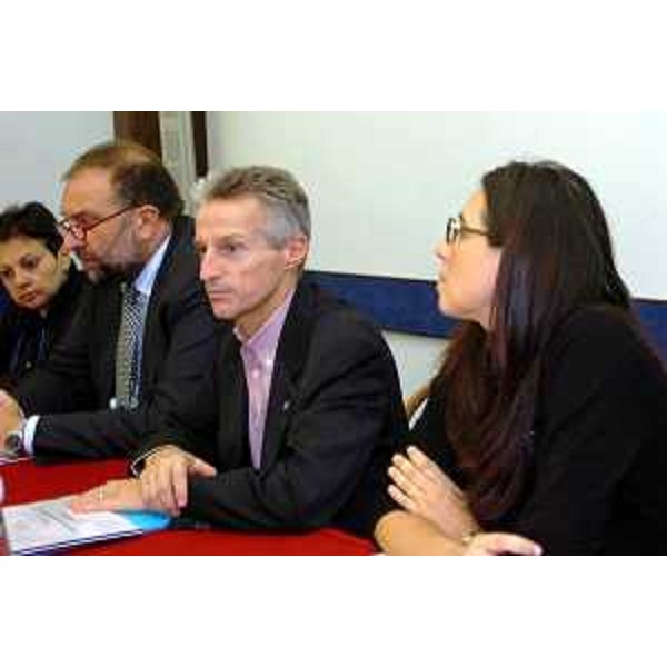 Roberto Cosolini (Assessore regionale al lavoro, formazione, università e ricerca), Riccardo Illy (Presidente della Regione Friuli Venezia Giulia), Michela Del Piero (Assessore regionale alla programmazione e controllo, alle risorse economiche e finanziarie, al patrimonio e servizi generali e alle pari opportunità) presentano progetto Bilancio 2005 a parti sociali. (Trieste, 26/10/04)