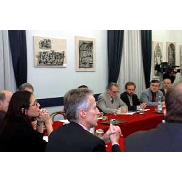Riccardo Illy (Presidente della Regione Friuli Venezia Giulia), Michela Del Piero (Assessore regionale alla programmazione e controllo, alle risorse economiche e finanziarie, al patrimonio e servizi generali e alle pari opportunità) presentano progetto Bilancio 2005 a parti sociali. (Trieste, 26/10/04)