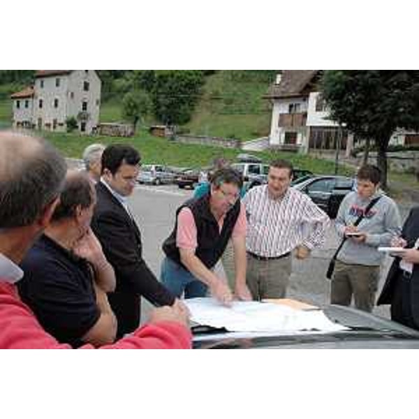 Franco Iacop (Assessore regionale per le relazioni internazionali, comunitarie e autonomie locali) e Enzo Marsilio (Assessore regionale alle risorse agricole, naturali, forestali e montagna) durante il sopralluogo a Ravascletto. (Ravascletto 10/08/06)