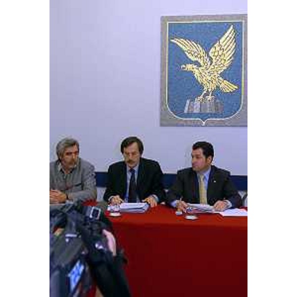 Franco Iacop (Assessore regionale per le relazioni internazionali, comunitarie e autonomie locali), Tessarolo Ambrosi. (Trieste, 25/10/04)