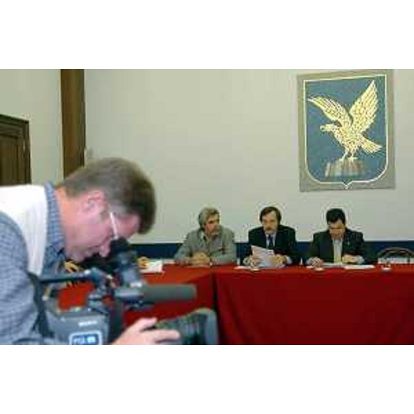 Franco Iacop (Assessore regionale per le relazioni internazionali, comunitarie e autonomie locali), Tessarolo Ambrosi. (Trieste, 25/10/04)