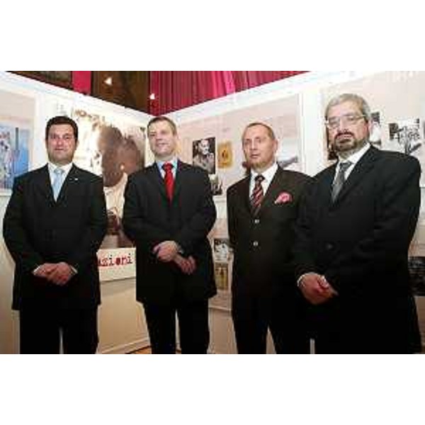 Franco Iacop (Assessore regionale per le relazioni internazionali, comunitarie e autonomie locali), Petr Kolar (Sottosegretario esteri), Libor Secka (Ambasciatore a Roma), Furio Honsell (Rettore dell'Università di Udine) alla mostra su Bohumil Hrabal. (Roma, 22/10/04)