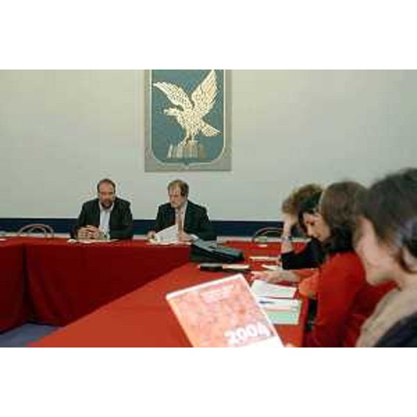 Roberto Cosolini (Assessore regionale al lavoro, formazione, università e ricerca), Fabio De Visintini (Direttore regionale della comunicazione) presentano il premio Innovazione 2004. (Trieste, 21/10/04)