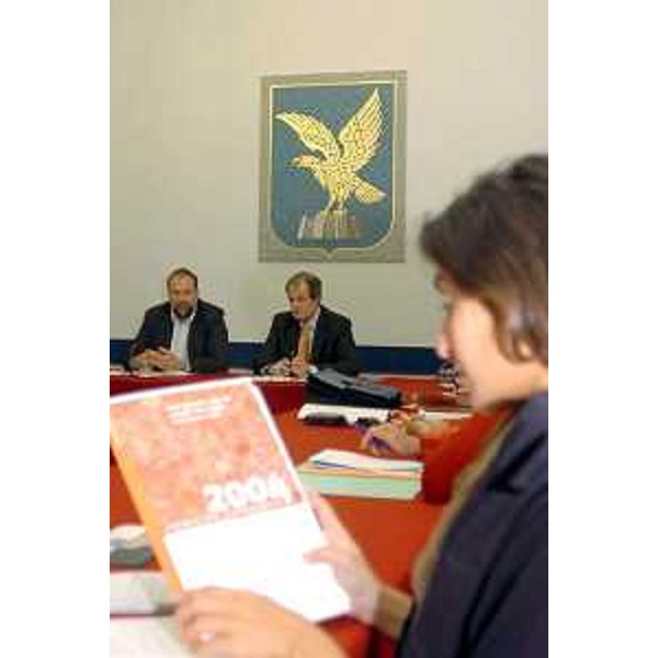 Roberto Cosolini (Assessore regionale al lavoro, formazione, università e ricerca), Fabio De Visintini (Direttore regionale della comunicazione) presentano il premio Innovazione 2004. (Trieste, 21/10/04)