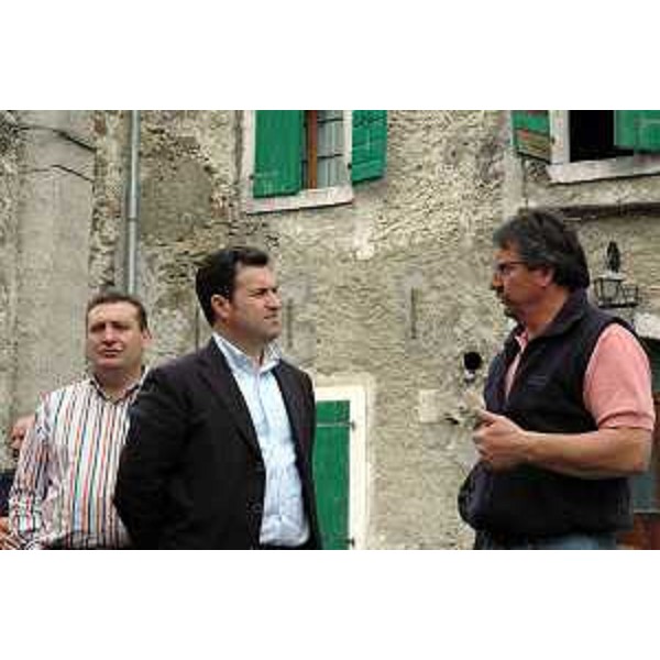 Franco Iacop (Assessore regionale per le relazioni internazionali, comunitarie e autonomie locali) e Enzo Marsilio (Assessore regionale alle risorse agricole, naturali, forestali e montagna) durante il sopralluogo a Ravascletto. (Ravascletto 10/08/06)