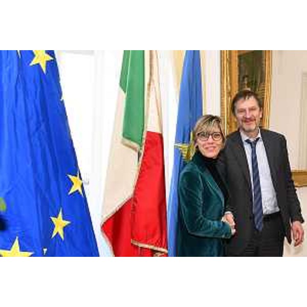 L'assessore regionale alle Finanze Barbara Zilli e Slawomir Tokarski, direttore responsabile di Interreg presso la Direzione Generale della Politica Regionale e Urbana della Commissione Europea - L'assessore regionale alle Finanze Barbara Zilli e Slawomir Tokarski, direttore responsabile di Interreg presso la Direzione Generale della Politica Regionale e Urbana della Commissione Europea