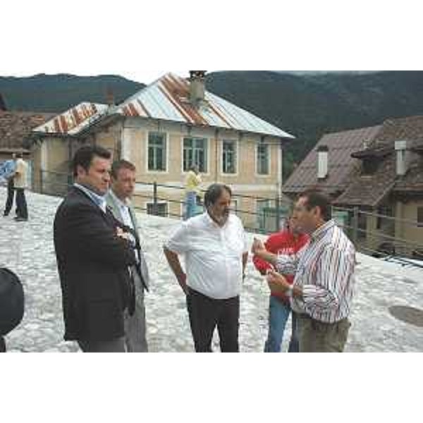Franco Iacop (Assessore regionale per le relazioni internazionali, comunitarie e autonomie locali) e Enzo Marsilio (Assessore regionale alle risorse agricole, naturali, forestali e montagna) durante il sopralluogo al borgo di Ludaria di Rigolato. (Rigolato 10/08/06)