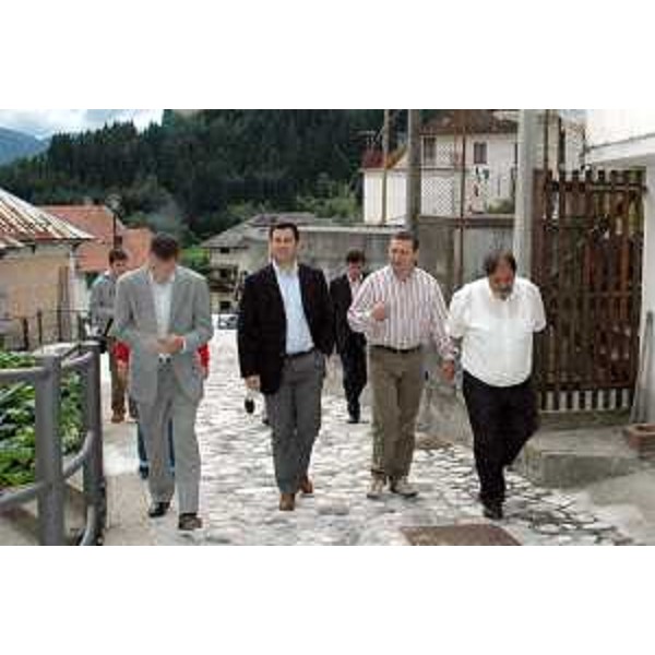 Franco Iacop (Assessore regionale per le relazioni internazionali, comunitarie e autonomie locali) e Enzo Marsilio (Assessore regionale alle risorse agricole, naturali, forestali e montagna) durante il sopralluogo al borgo di Ludaria di Rigolato. (Rigolato 10/08/06)