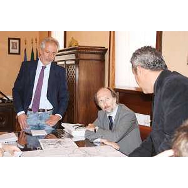 Gianfranco Pizzolitto (Sindaco Monfalcone), Riccardo Riccardi (Assessore regionale Viabilità e Trasporti) e Massimo Schiavo (Assessore comunale Urbanistica e Mobilità, Monfalcone) nel corso della presentazione del progetto per una nuova circonvallazione nel Monfalconese. (Monfalcone 29/09/08)