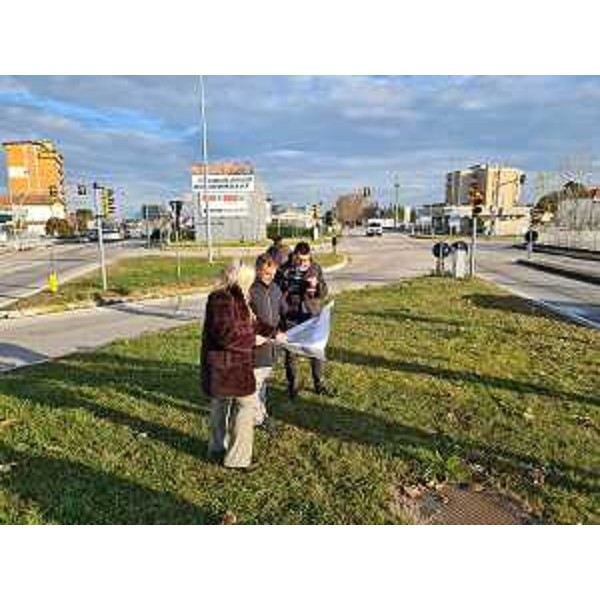 L'assessore regionale alle Infrastrutture e territorio Cristna Amirante durante il sopralluogo nell'area dell'incorcio tra la Pontebbana, via Gabelli e le strade laterali tra Porcia e Pordenone. - L'assessore regionale alle Infrastrutture e territorio Cristna Amirante durante il sopralluogo nell'area dell'incorcio tra la Pontebbana, via Gabelli e le strade laterali tra Porcia e Pordenone.