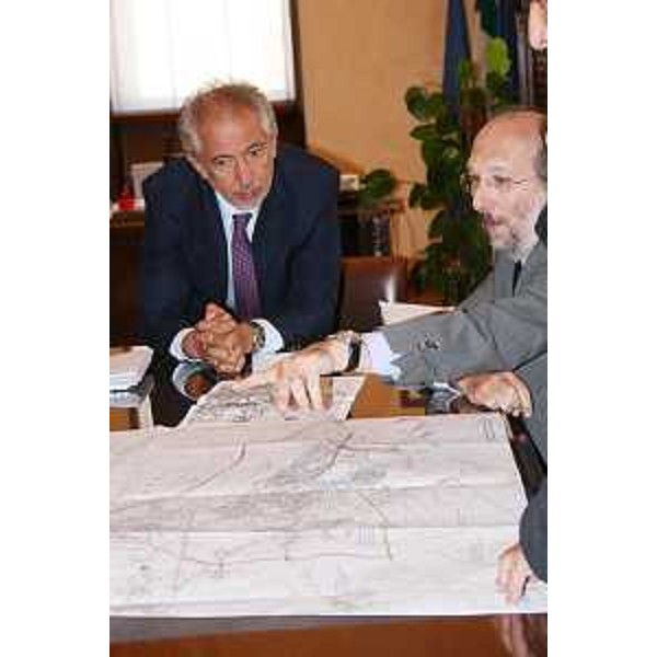 Gianfranco Pizzolitto (Sindaco Monfalcone) e Riccardo Riccardi (Assessore regionale Viabilità e Trasporti) nel corso della presentazione del progetto per una nuova circonvallazione nel Monfalconese. (Monfalcone 29/09/08)