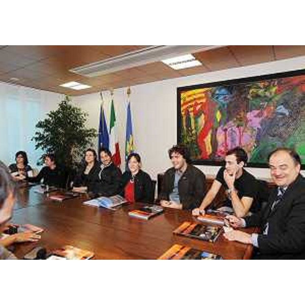 Roberto Molinaro (Assessore regionale Istruzione, Formazione, Cultura, Politiche Famiglia) con alcuni studenti discendenti da corregionali emigrati all'estero, nel corso dell'incontro organizzato dall'Associazione Giuliani nel Mondo. (Udine 03/10/08)
